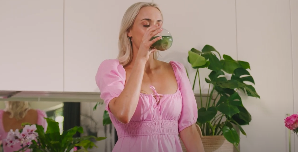 Brand Leader Jessica Van Der Waal drinking her favorite Beautygen Collagen smoothie.